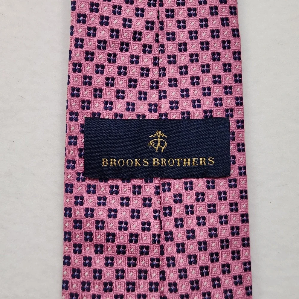 Brooks Brothers 100% Silk Necktie Mens Pink Navy Blue Geometric Preppy